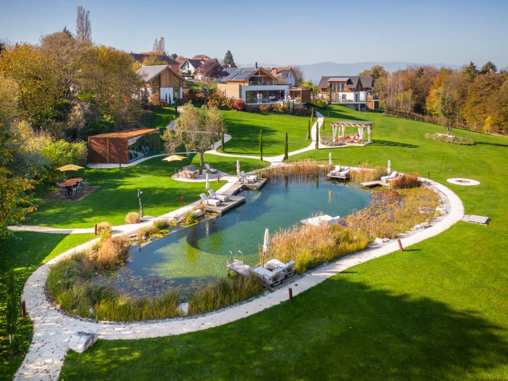 Park mit Naturschwimmteich