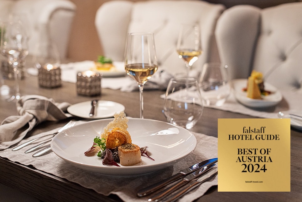 Tischgedeck für ein Private Dinner mit feinem Gericht und Wein