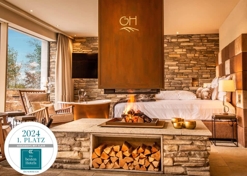 Innenansicht des Chalet Steppenfuchs mit Kamin und dem 'Best of Austria 2024'-Award